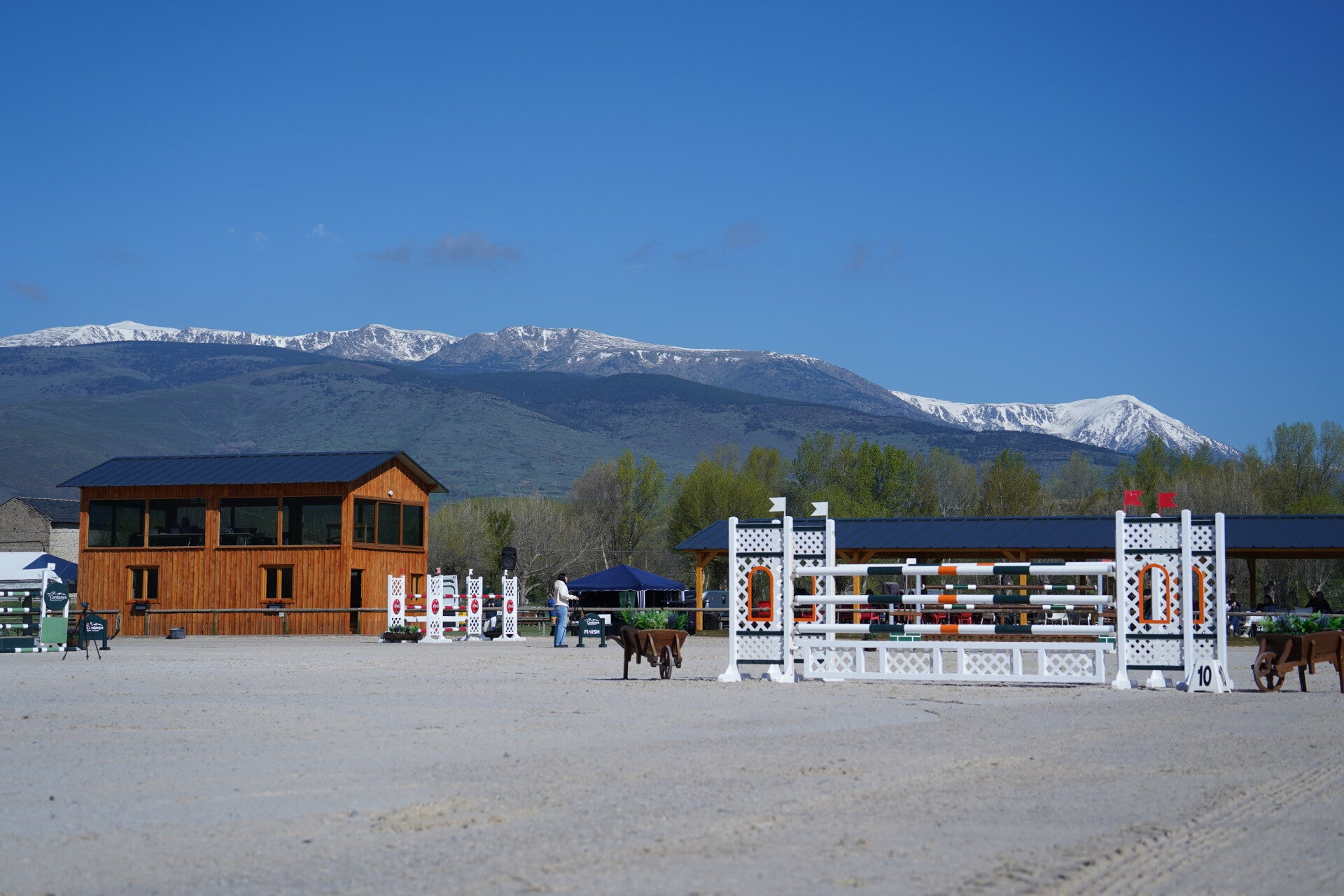 Pista de arena con los Pirineos nevados al fondo
